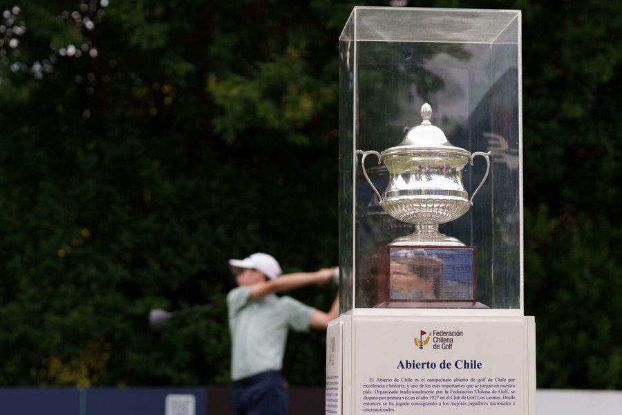 El trofeo del Abierto de Chile exhibido en Las Brisas de Chicureo
