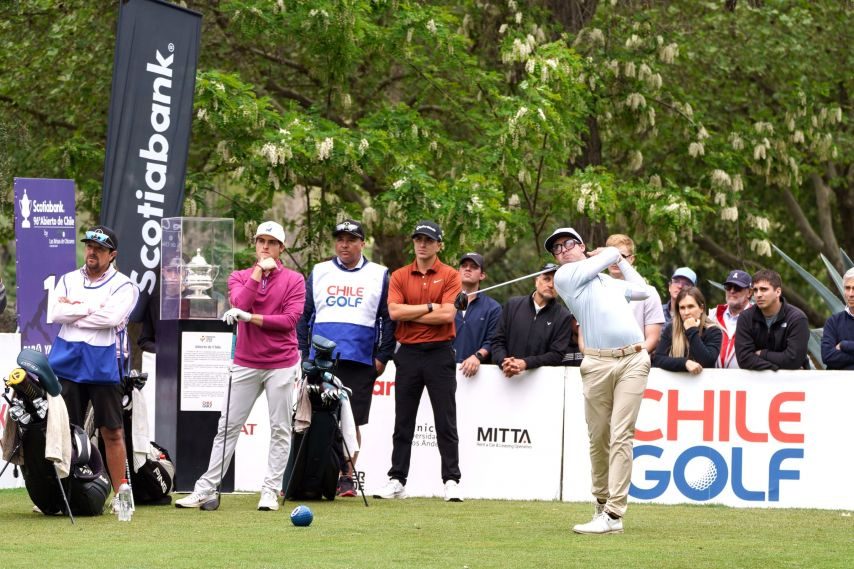 Un jugador pega su salida en el 96° Abierto de Chile, con público detrás
