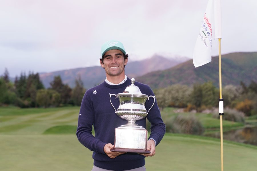 Joaquín Niemann posa con el trofeo del Abierto de Chile en Las Brisas de Chicureo