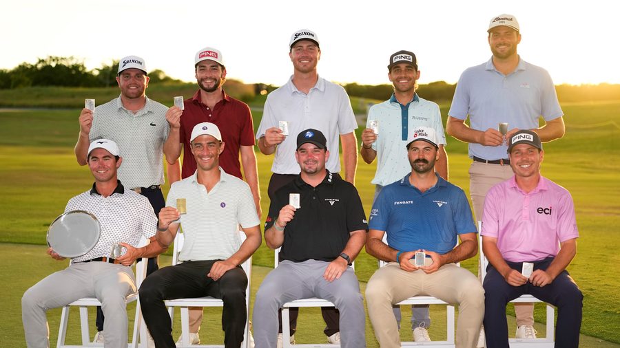 Los diez jugadores que suben al Korn Ferry Tour 2027 posan con sus tarjetas tras la final del PGA TOUR Américas